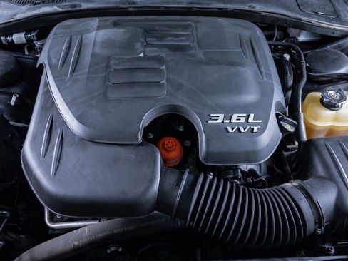 Used 2018 Chrysler 300 Limited image 6