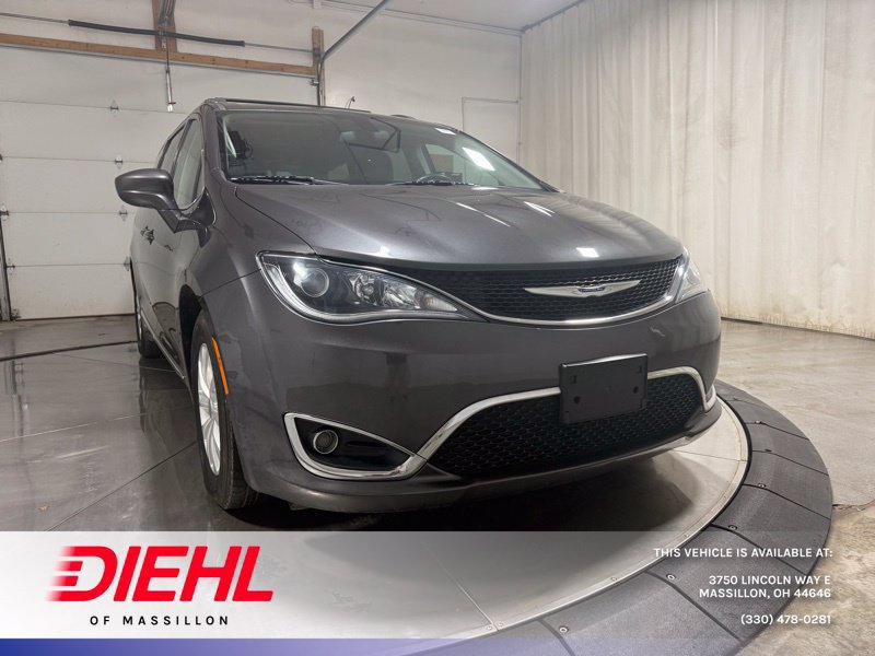 Used 2018 Chrysler Pacifica Touring-L FWD image 1