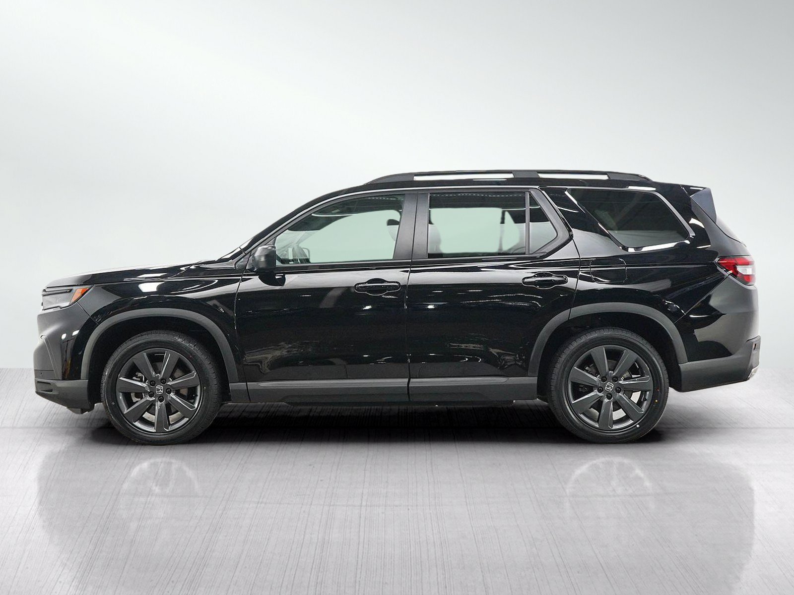 Used 2025 Honda Pilot Sport image 2