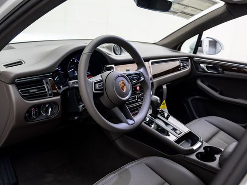 Certified 2026 Porsche Macan AWD/4WD image 4