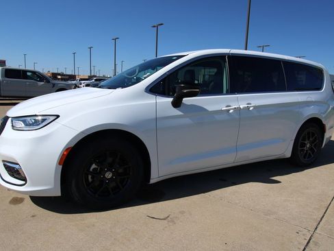 Used 2024 Chrysler Pacifica Touring-L FWD image 18