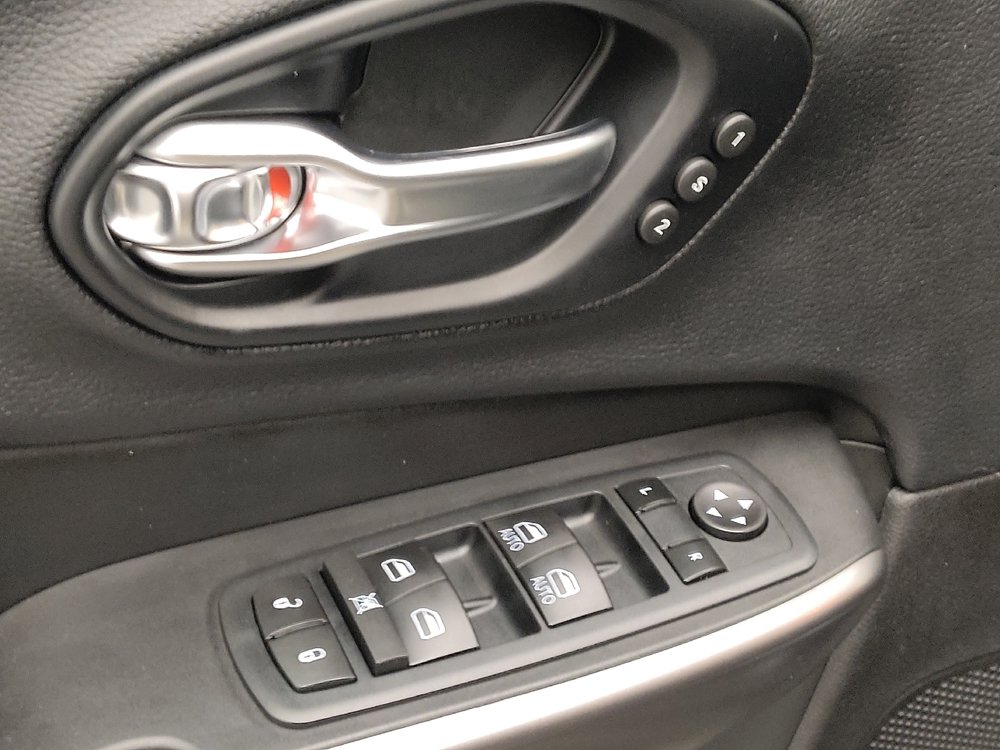 Used 2019 Jeep Cherokee Limited w/ Technology Group AWD/4WD image 27