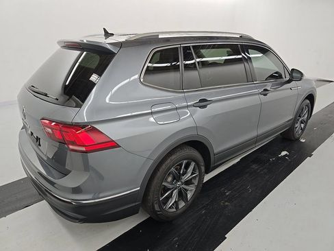 Used 2023 Volkswagen Tiguan SE w/ Panoramic Sunroof Package FWD image 4