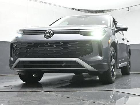 Used 2025 Volkswagen Tiguan SE FWD image 35