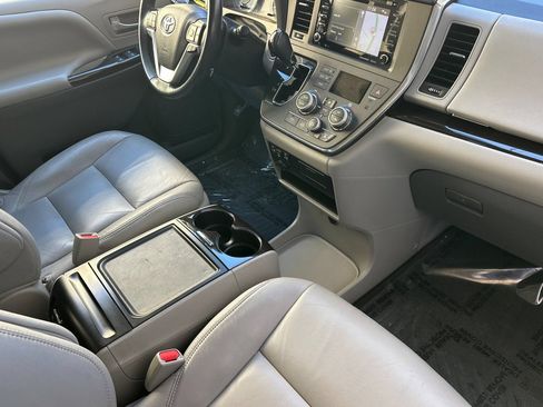 Used 2019 Toyota Sienna XLE w/ XLE Navigation Package FWD image 14