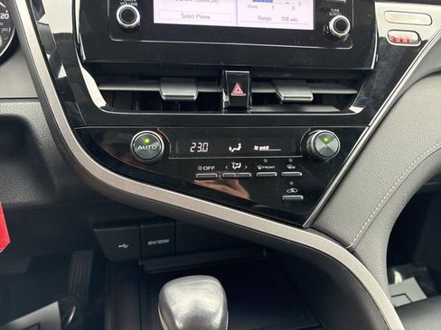 Used 2022 Toyota Camry SE FWD image 18