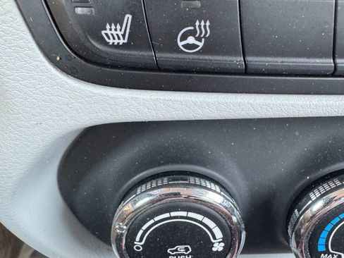 Used 2016 Jeep Renegade Latitude image 17