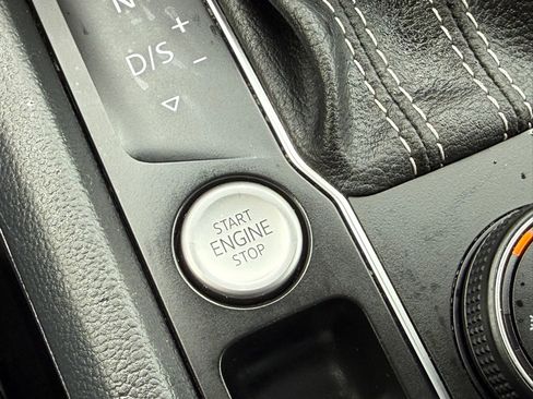 Used 2022 Volkswagen Atlas Cross Sport SE image 45