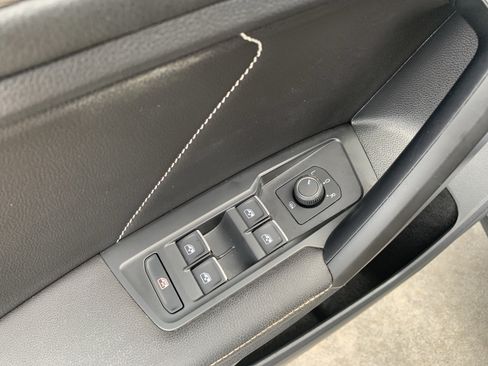 Used 2023 Volkswagen Tiguan SE w/ Panoramic Sunroof Package FWD image 9