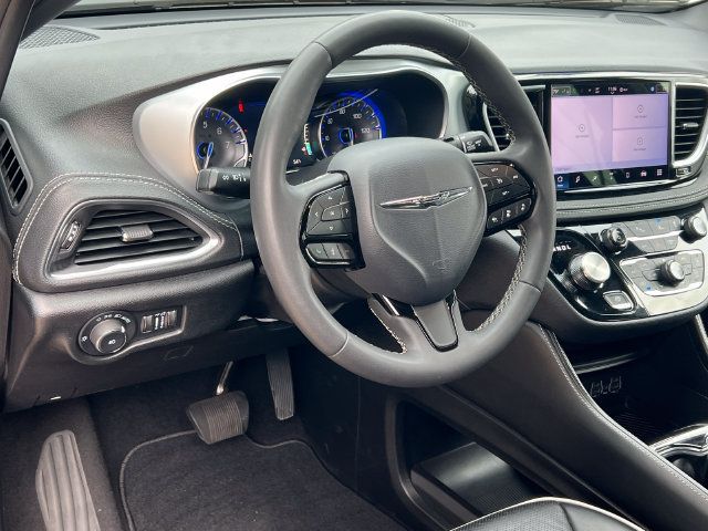 Used 2025 Chrysler Pacifica Limited FWD image 21