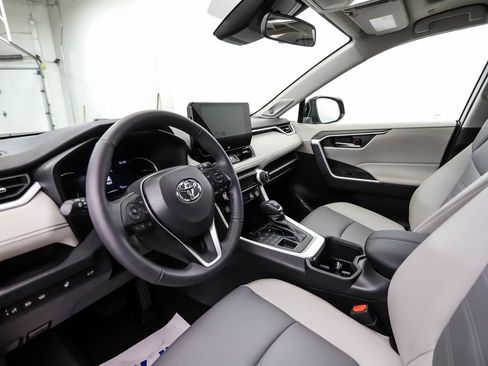 Used 2023 Toyota RAV4 XLE Premium image 10