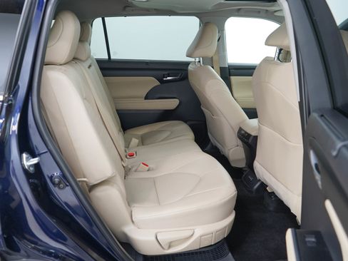 Used 2025 Toyota Highlander XLE AWD/4WD image 12