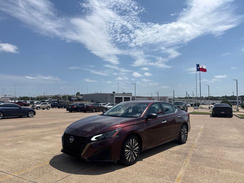 Certified 2025 Nissan Altima 2.5 SV FWD image 8