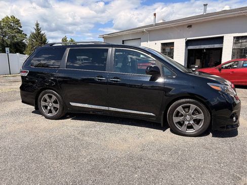 Used 2017 Toyota Sienna SE Premium FWD image 7
