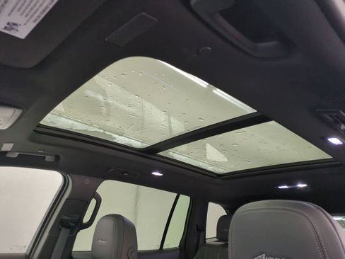 Used 2025 Buick Enclave Avenir w/ Super Cruise Package AWD/4WD image 18