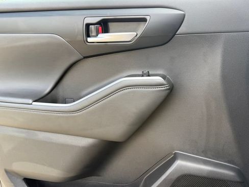 Used 2025 Toyota Highlander XLE FWD image 16