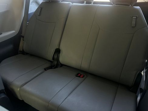 Used 2023 Toyota Sienna XLE FWD image 17