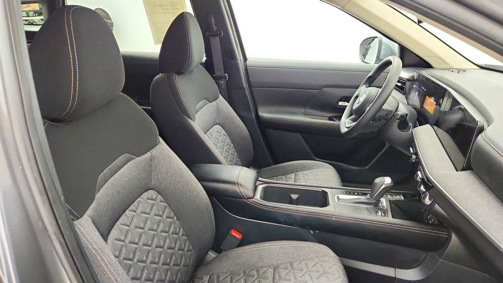 Used 2025 Nissan Kicks SV AWD/4WD image 22