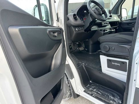 Used 2024 Mercedes-Benz Sprinter 2500 image 21