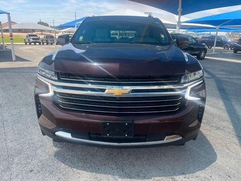 Used 2023 Chevrolet Suburban LT w/ Luxury Package RWD image 2