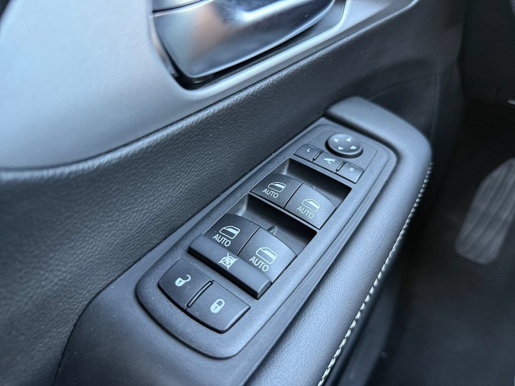 Used 2025 Chrysler Pacifica Limited FWD image 25