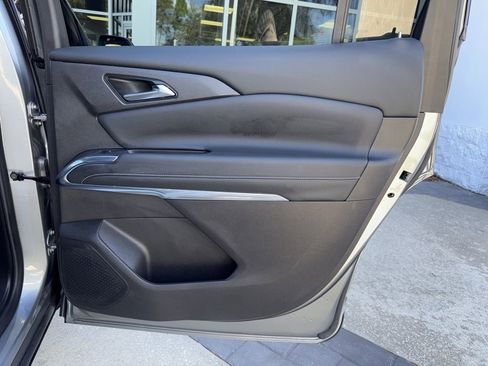 Used 2025 Chevrolet Traverse LT image 19