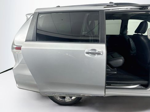 Used 2015 Toyota Sienna SE Premium FWD image 33