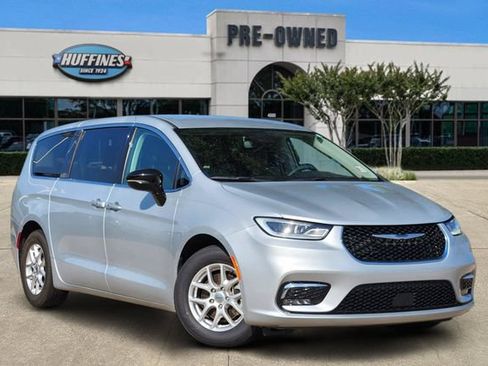Used 2024 Chrysler Pacifica Touring-L FWD image 1