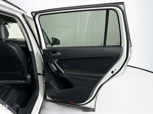 Used 2021 Volkswagen Tiguan SE w/ Panoramic Sunroof Package image 30