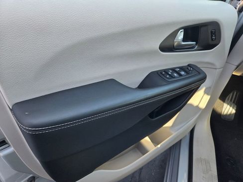 Certified 2024 Chrysler Pacifica Touring-L image 11