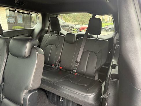 Used 2020 Chrysler Pacifica Touring-L image 15