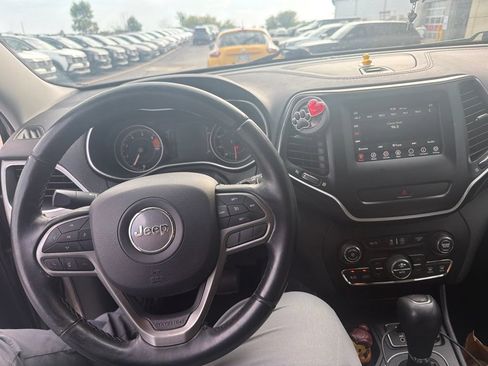 Used 2019 Jeep Cherokee Latitude Plus w/ Comfort/Convenience Group FWD image 7