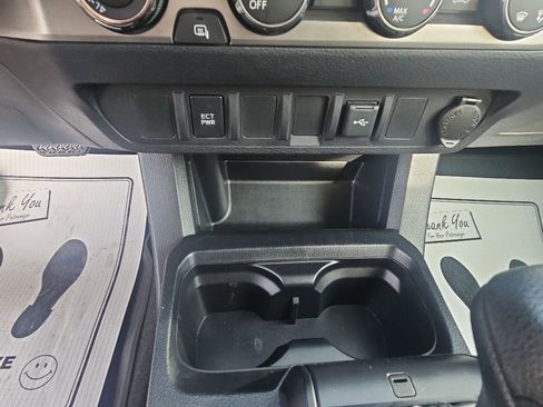 Used 2020 Toyota Tacoma SR AWD/4WD image 15