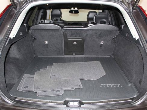 Used 2022 Volvo XC60 B5 Momentum w/ Protection Package Premier FWD image 33
