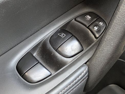 Used 2019 Nissan Rogue SV FWD image 18