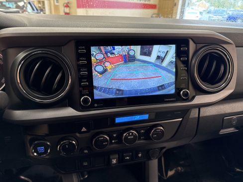 Used 2022 Toyota Tacoma TRD Off-Road image 46