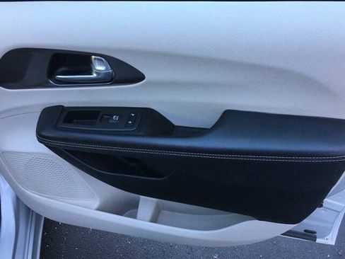 Used 2024 Chrysler Pacifica Touring-L FWD image 26