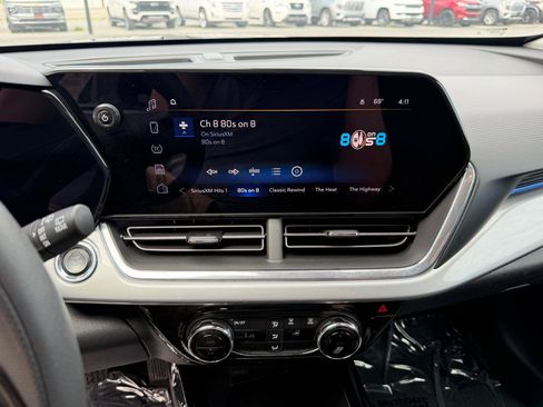 Used 2025 Chevrolet Trax LT FWD image 28