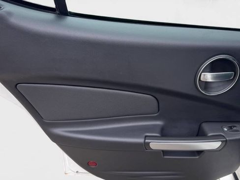 Used 2006 Pontiac Grand Prix Base 4dr Sedan w/ Sun And Sound Package image 12