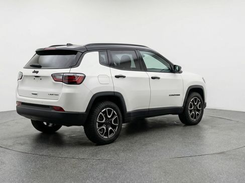 Used 2025 Jeep Compass Trailhawk AWD/4WD image 9