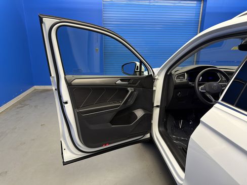 Certified 2023 Volkswagen Tiguan SE w/ Panoramic Sunroof Package image 9