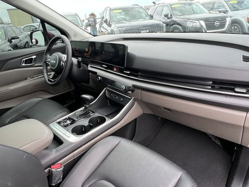 Used 2025 Kia Carnival EX FWD image 15