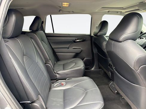 Used 2021 Toyota Highlander XLE AWD/4WD image 33