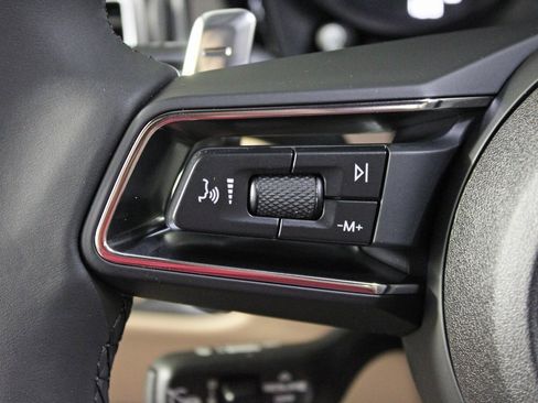 Used 2025 Porsche Macan image 21