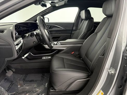 Used 2025 Cadillac Lyriq Luxury RWD image 9