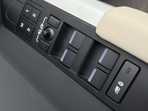 Used 2024 Land Rover Defender 110 SE image 49