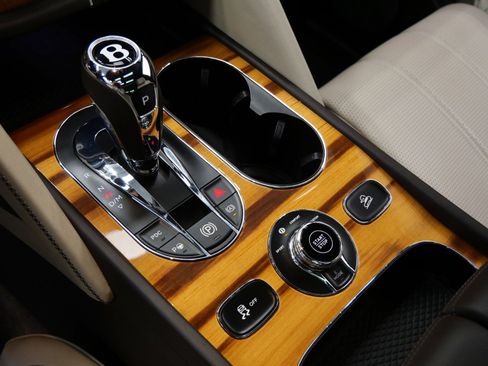 Used 2021 Bentley Bentayga Plug-In Hybrid AWD/4WD image 26