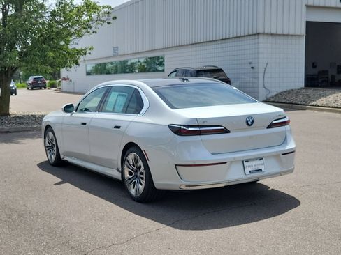Certified 2024 BMW i7 xDrive60 w/ Executive Package AWD/4WD image 4