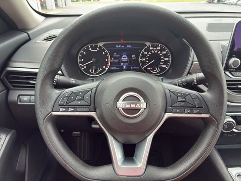 Used 2025 Nissan Altima 2.5 SV FWD image 21