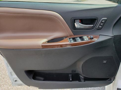 Used 2019 Toyota Sienna Limited Premium image 9